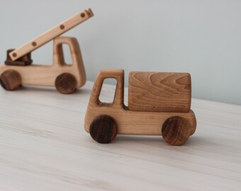 Juguete Montessori de regalo de cumpleaños para niño pequeño, coche de juguete personalizado con nombre, garaje, rampa, casa de juegos Waldorf para niños de 2, 6, 5, 4 y 3 años. - España Juguete Montessori de regalo de cumpleaños para niño pequeño, coche de juguete personalizado con nombre, garaje, rampa, casa de juegos Waldorf para niños de 2, 6, 5, 4 y 3 años. - España