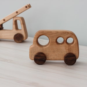 Pista de brinquedo de ônibus de madeira para crianças pequenas, presente de aniversário para crianças, presente para meninos de 1 ano