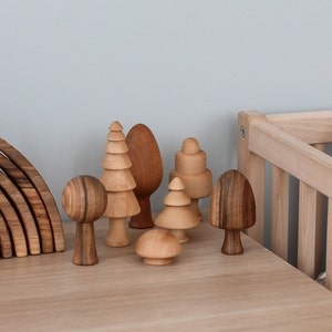 Handgefertigtes Holzbäume Spielzeug Set von 7 Waldorf Spielzeug für Kinder Kleinkind Geschenk Spielset aus der Ukraine