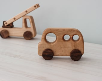 Juguete de autobús de madera con ruedas: regalo para bebé, juguetes sensoriales Montessori para niños pequeños, regalo de primer cumpleaños, pequeños autos vintage personalizados para niños.