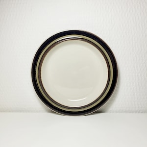 Arabia Finland KARELIA Model S diameter 17cm bun plate. Designed by Anja Jaatinen-Winquist. Nordic vintage, Made in Finland