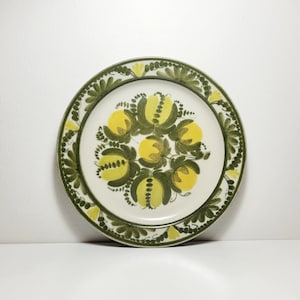 Rare Arabia Finland ATELJE hand-painted green and yellow diameter 20 cm plate, designed by Raija Uosikkinen. Nordic vintage, Made in Finland