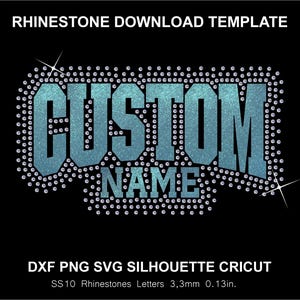 Op de afbeelding: Een digitale strass-downloadsjabloon met de tekst CUSTOM NAME in een blauw glitterlettertype, omringd door een rand van zilveren strass-steentjes. De afbeelding bevat de tekst RHINESTONE DOWNLOAD TEMPLATE, DXF PNG SVG SILHOUETTE CRICUT en SS10 Rhinestones Letters 3,3mm 0,13in.