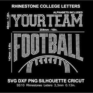 Könnte beinhalten: Rhinestone-College-Buchstaben-Design für ein Football-Team. Das Design enthält die Wörter "YOUR TEAM" und "FOOTBALL" mit einer Football-Grafik. Die Buchstaben sind 3,3 mm (0,13 Zoll) groß und aus SS10-Straßsteinen gefertigt.