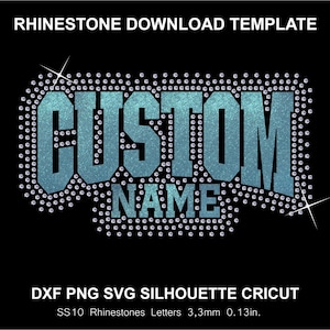 Może przedstawiać: Czarne tło z napisem "RHINESTONE DOWNLOAD TEMPLATE" u góry. Słowo "CUSTOM" dużymi, jasnoniebieskimi literami, otoczone małymi, błyszczącymi dżetami. Poniżej słowo "NAME" w podobnym stylu. Na dole napis "DXF PNG SVG SILHOUETTE CRICUT".