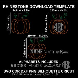 Könnte beinhalten: Ein schwarzes digitales Template mit drei Kürbisdesigns, die mit orangefarbenen Strasssteinen umrandet sind. Das Template enthält den Text "RHINESTONE DOWNLOAD TEMPLATE" und Maße in mm und Zoll. Das Design enthält den Text "NAME" und "ABC123".