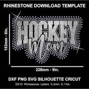 Puede incluir: Una plantilla de descarga de pedrería sobre un fondo negro. El diseño presenta las palabras "HOCKEY Mom" en purpurina plateada, delineadas con pequeños pedrería. El diseño mide 228 mm de ancho y 153 mm de alto.