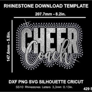 Könnte beinhalten: Eine schwarze digitale Designvorlage mit den Worten "CHEER Coach" in silbernem Glitzer, umrandet mit kleinen Strasssteinen. Das Design ist 207,7 mm breit und 147,6 mm hoch. Die Vorlage enthält DXF-, PNG-, SVG- und Silhouette Cricut-Dateien.