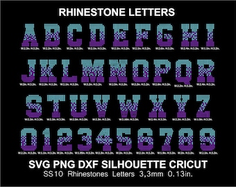 Könnte beinhalten: Ein Satz von Alphabetbuchstaben und -zahlen aus Strasssteinen. Die Buchstaben und Zahlen sind in einem lila und blauen Farbverlauf. Die Buchstaben sind etwa 3,3 mm oder 0,13 Zoll groß. Der Text auf dem Bild lautet "Rhinestone Letters, SVG PNG DXF Silhouette Cricut, SS10 Rhinestones Letters 3,3mm 0.13in."