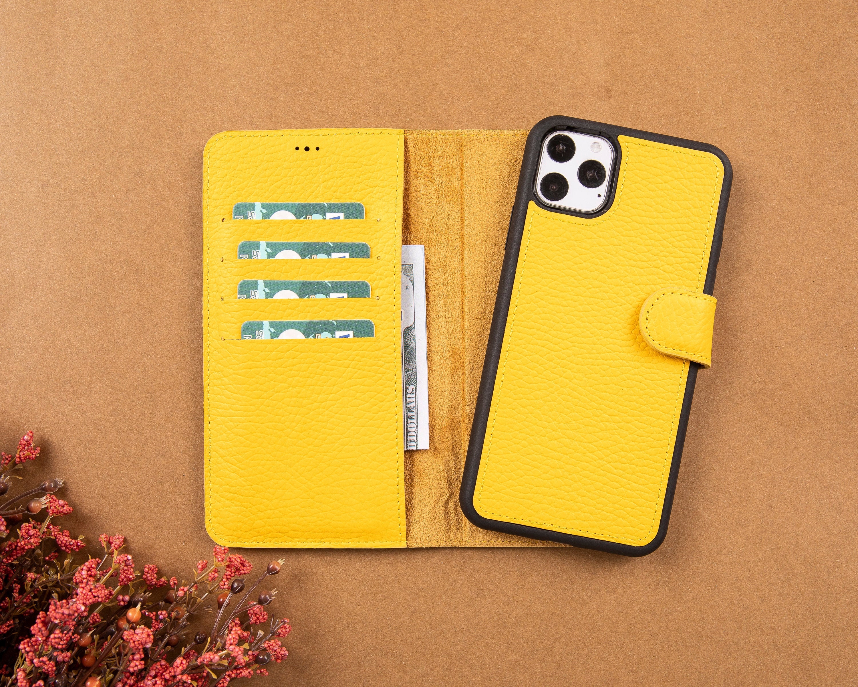 Với chiếc vỏ case màu vàng cho iPhone của bạn, bạn sẽ cảm thấy tươi mới và bắt mắt hơn. Chiếc ốp độc đáo này sẽ không chỉ bảo vệ điện thoại của bạn trước những va đập, mà còn thể hiện cá tính và gu thẩm mỹ độc đáo của bạn.