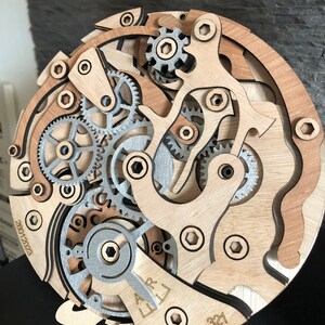 Décoration du mecanisme de la montre Omega Speedmaster en bois image 3