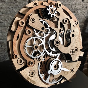 Décoration du mecanisme de la montre Omega Speedmaster en bois image 2