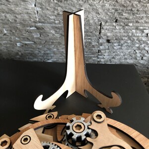 Décoration du mecanisme de la montre Omega Speedmaster en bois image 7