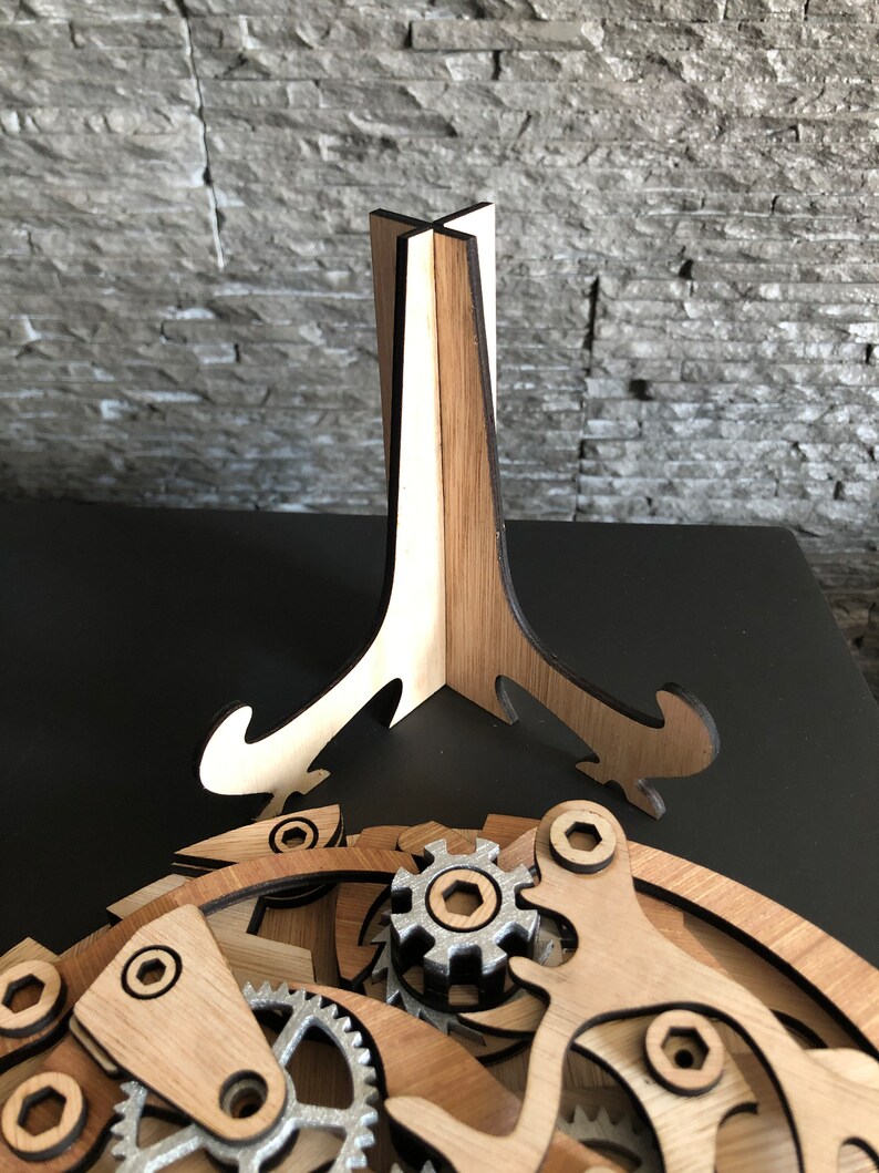 Décoration du mecanisme de la montre Omega Speedmaster en bois image 7