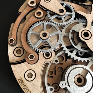 Décoration du mecanisme de la montre Omega Speedmaster en bois image 5