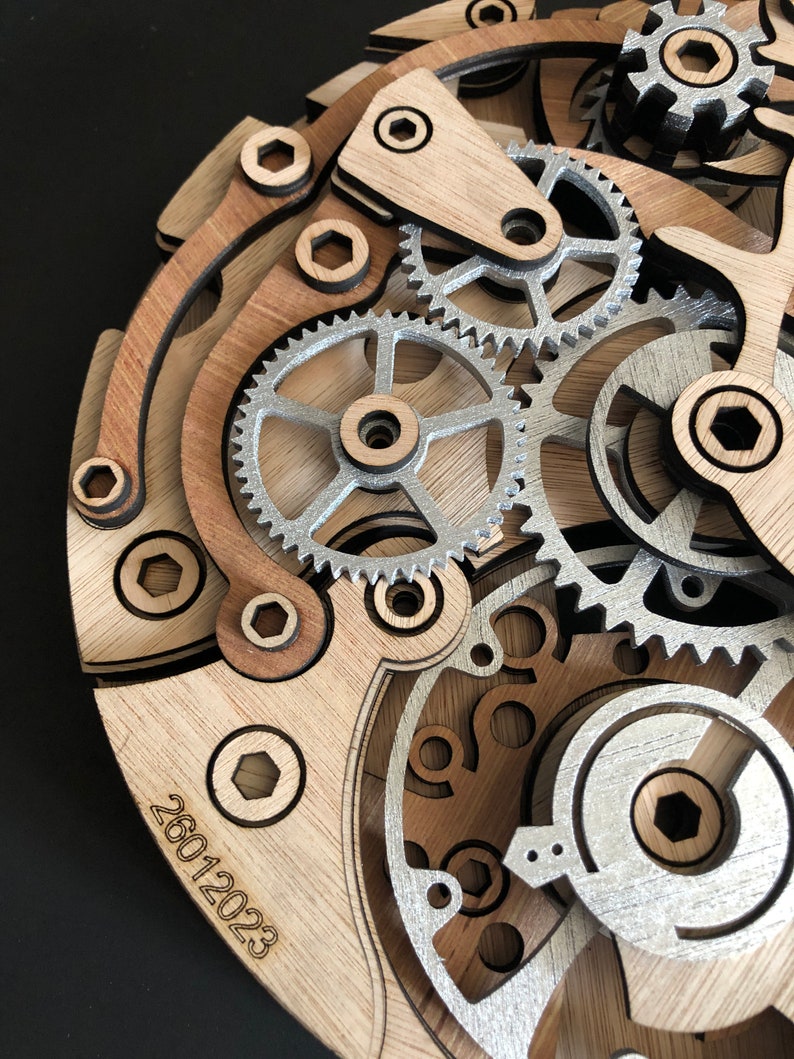 Décoration du mecanisme de la montre Omega Speedmaster en bois image 5