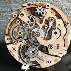 Décoration du mecanisme de la montre Omega Speedmaster en bois image 1