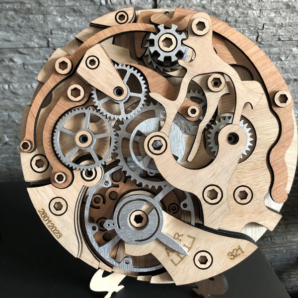 Décoration du mecanisme de la montre Omega Speedmaster en bois