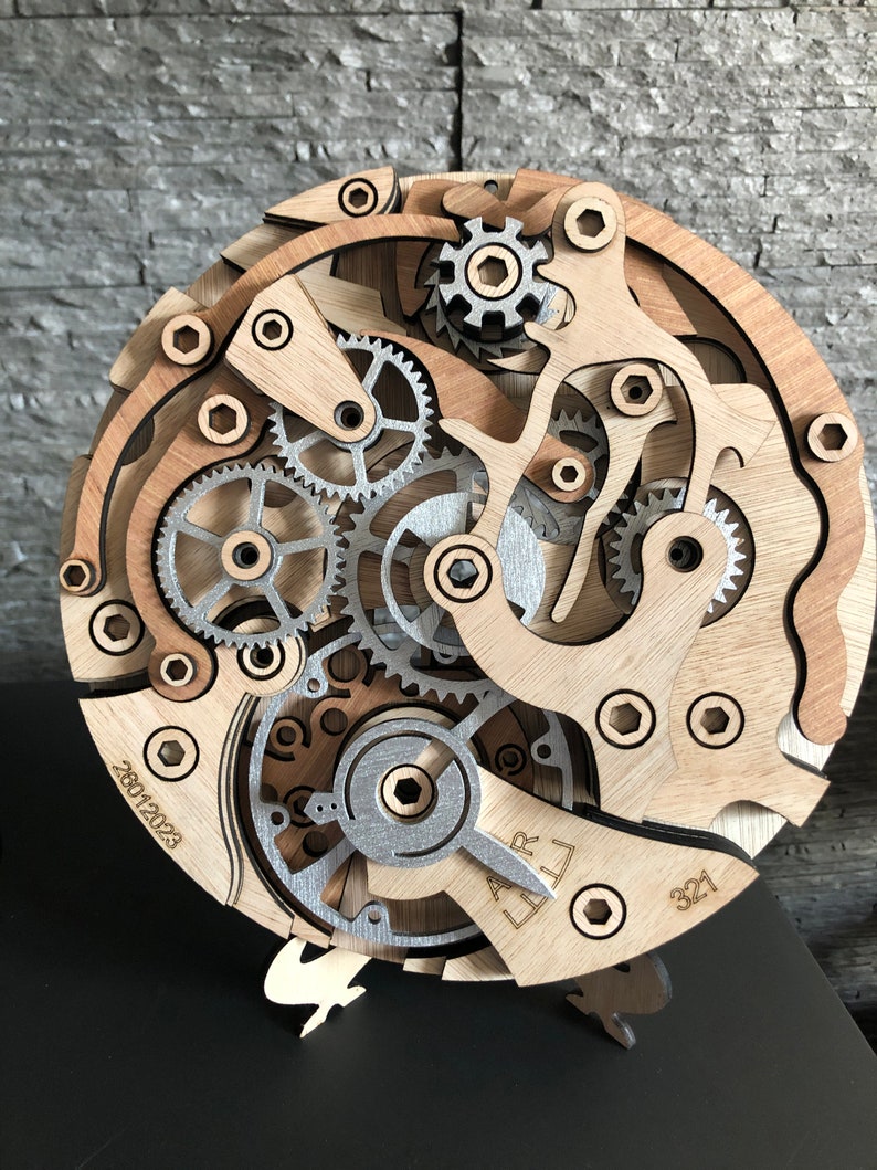 Décoration du mecanisme de la montre Omega Speedmaster en bois image 1