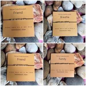 Puede incluir: Cuatro tarjetas con fondo marrón y texto blanco. Cada tarjeta presenta una pulsera de código Morse diferente con las palabras "Friend", "Breathe", "Friend" y "Family". Las tarjetas también incluyen el texto "Morse Code Bracelet" y "Handmade Item".