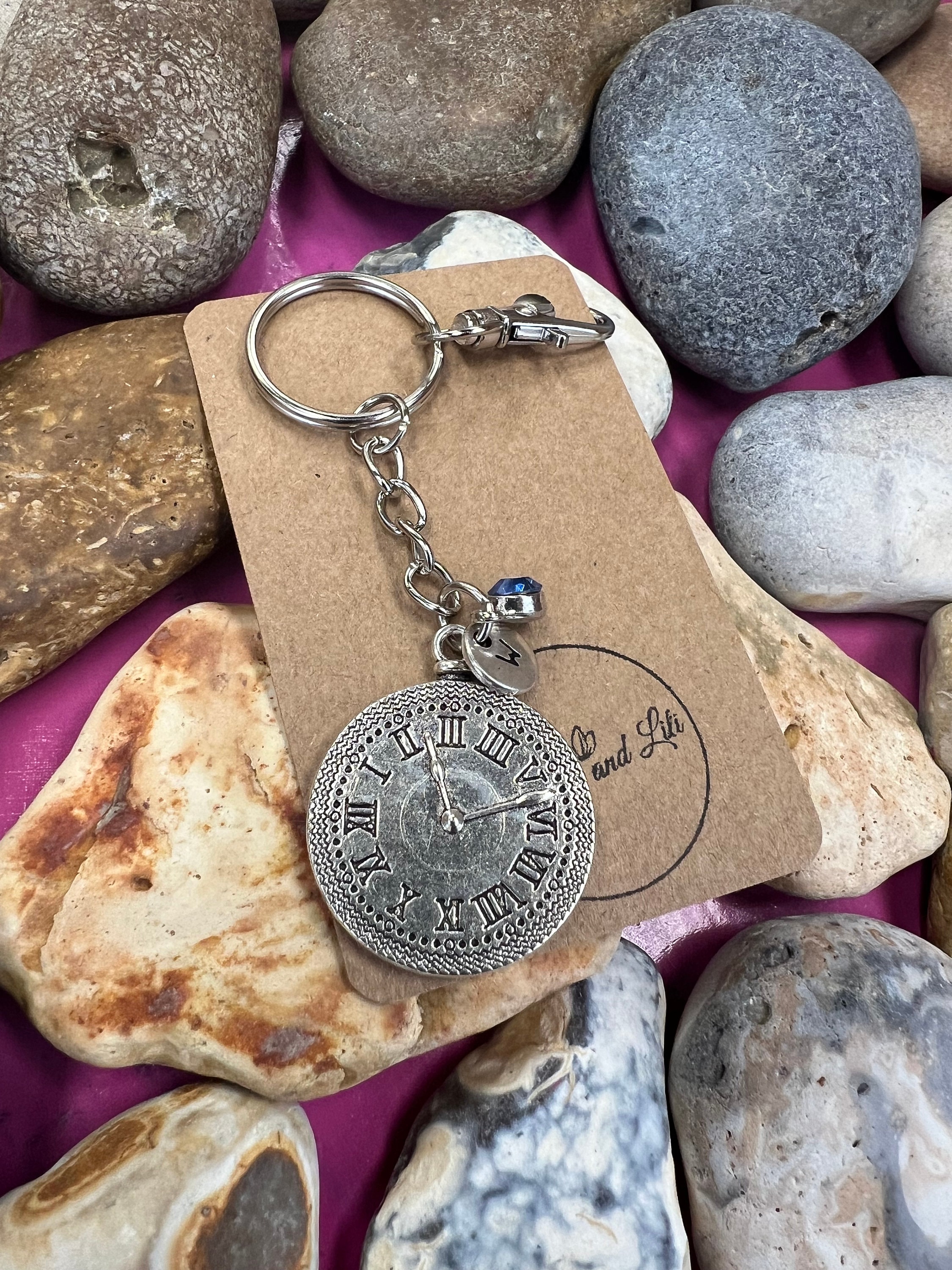 パーソナライズされた時計キーホルダー：イニシャルと誕生石のチャームキーリング - Etsy 日本