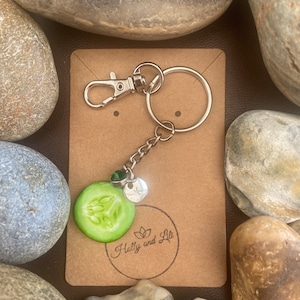 Gepersonaliseerde sleutelhanger komkommerstijl, sleutelhanger komkommer, initialen komkommerfruit alfabet, geboortesteenbedel, fruitcadeaus, fruitritsketting