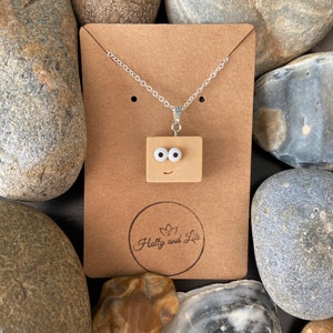 Collar de caja, collar de encanto colgante personalizado sonriente, personalizar las iniciales del alfabeto, encanto de piedra de nacimiento, primer collar, lindo regalo único