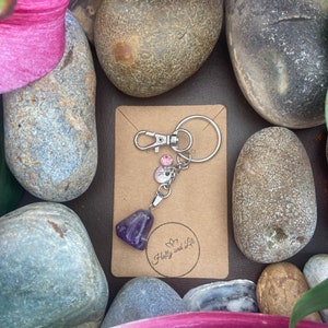 Llavero de cristal de ágata amatista, Inicial del alfabeto, Piedra preciosa amatista, Llavero de amatista, Cadena de amatista cruda, Regalos de llavero de piedra de nacimiento