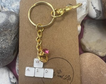 Llavero personalizado de ficha de Scrabble: inicial y dije de piedra de nacimiento