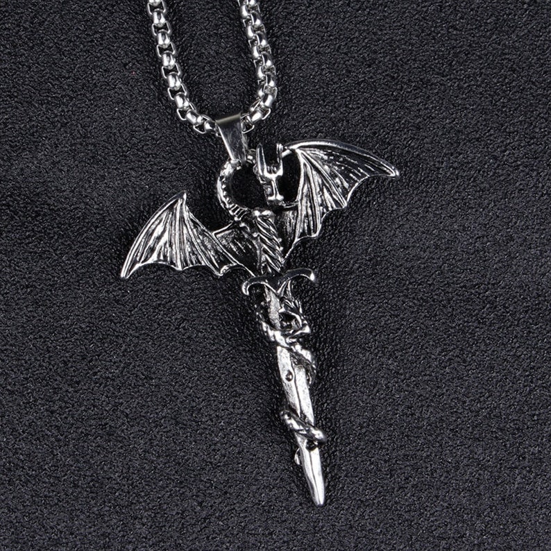 Creative Personality Vintage Sword Dragon Pendant Necklace Long Titanium Steel Chain Hip-Hop Man Necklace Unique Design Jewelry