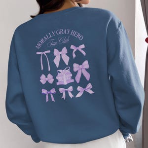 Morally Gray Hero Fan Club Bluza z okrągłym dekoltem Prezent dla miłośników książek dla czytelników fantasy i romansów | Kokardki Coquette Przytulna estetyka