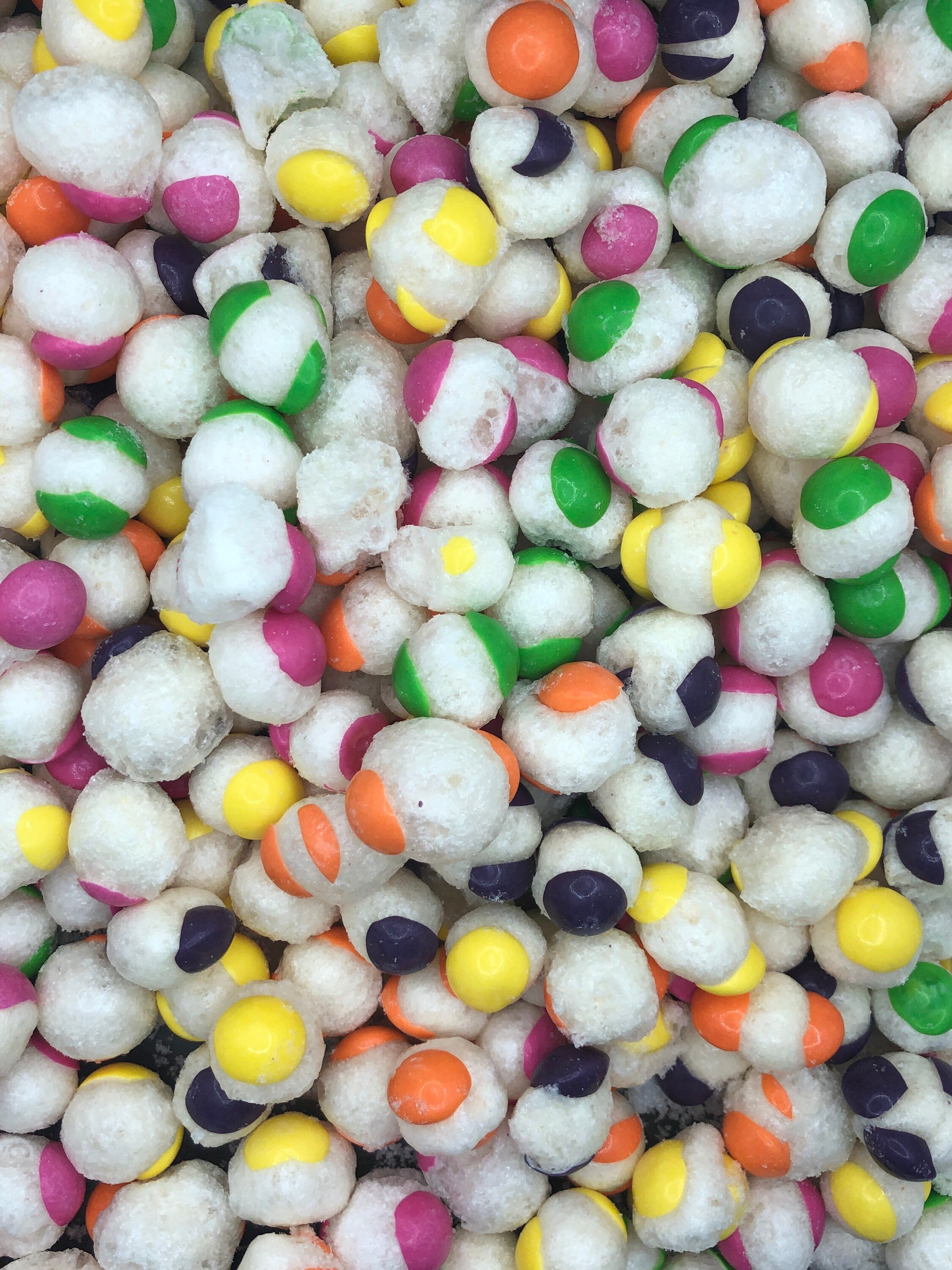 UK Freeze Dried Sour Round Fruit Balls Freeze Dried SweetsVegetarian