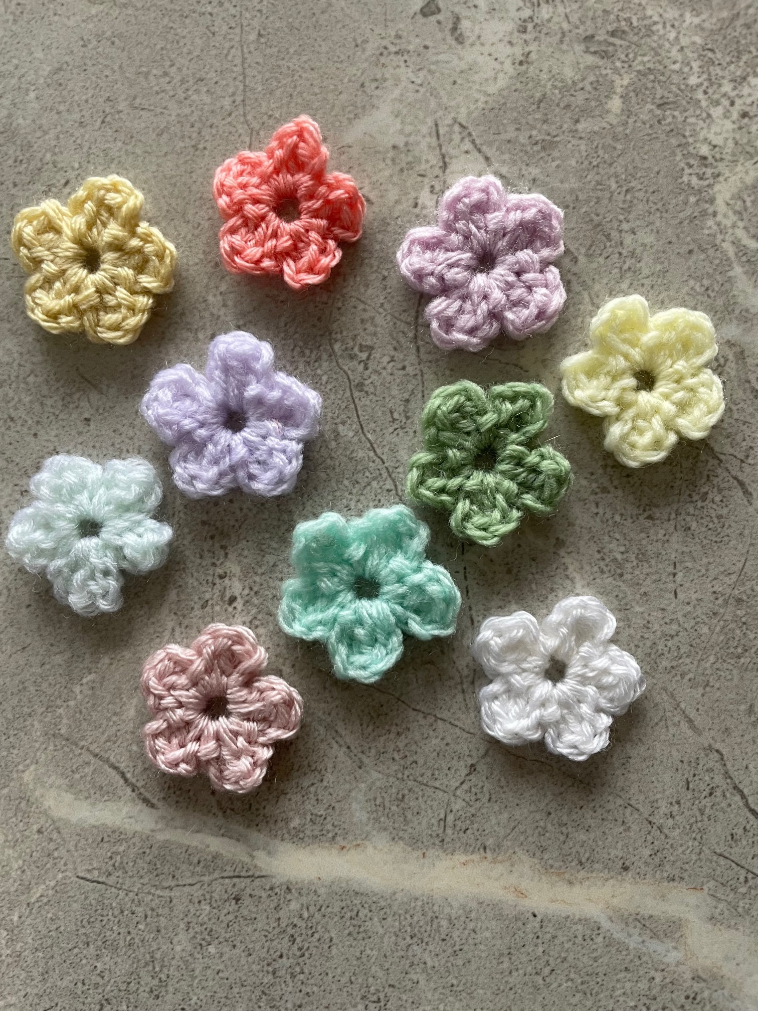 Gehäkelte kleine Applikation Blumen, Set mit 10 Stück, verschiedene Farben, zum Aufnähen, für Kartenherstellung, Scrapbooking, Verzierungen, Kleidung, handgefertigt
