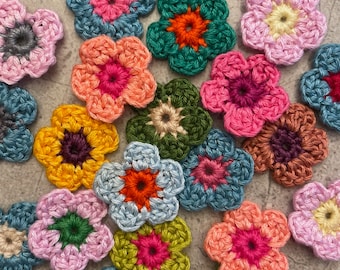 Mini petites fleurs au crochet faites main avec centres colorés, lot de 5, appliqué