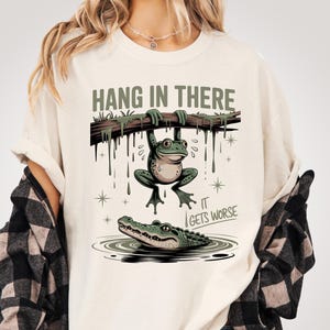 Hang in There It Gets Worse PNG, Funny Sarcastic Frog Png, Snarky Humor Retro Aesthetic Png, Sassy Frog Png, Trendy Sublimation, Gag Gift