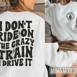 私はクレイジートレインに乗るのではなく、運転します | TシャツSVG | 面白い大人用SVG | 皮肉SVG | ママシャツSVG | 陽気なSVG | 意地悪なSVG