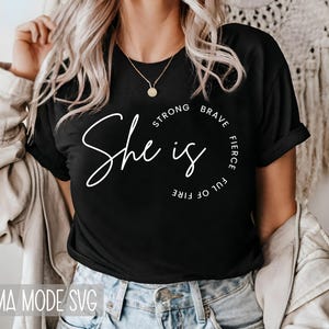 Elle est féroce forte courageuse pleine de feu T-shirt SVG PNG | Girl Power Svg | Survivant du cancer Svg | Forte AF femmes Svg | Taille Svg PNG