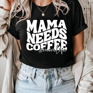 Mama Needs Coffee SVG PNG, mamma divertente Svg, vita mamma in formato svg, mamma in formato SVG, festa della mamma in formato SVG, maglietta mamma in formato Svg, Mom Mode Svg, Girl Mama Svg, Boy Mama Svg