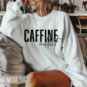 Accro à la caféine SVG PNG | Café citation Svg | Boho maman chemise Svg png | Svg Png café drôle | Tasse à café Svg | Fichiers de découpe Cricut