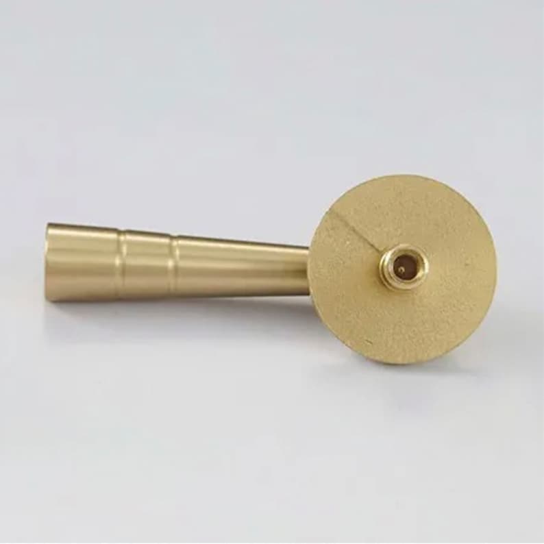 K&ouml;nnte beinhalten: Eine goldfarbene Metallpfeife mit einem runden, flachen Mundst&uuml;ck und einem langen, zylindrischen Schaft.