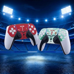 Peut inclure: Deux manettes de jeu sans fil avec des poignées blanches et des joysticks noirs. La manette de gauche est rouge avec un motif ondulé, le logo Puma et le texte "YOUR NAME 7". La manette de droite est vert clair avec un motif ondulé, le logo Puma et "YOUR NAME 8".