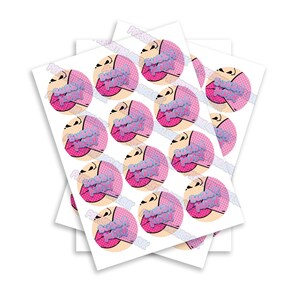 Könnte beinhalten: Ein Stapel weißer Blätter mit runden pinkfarbenen und blauen Aufklebern. Jeder Aufkleber zeigt eine Comic-Illustration von Frauenlippen mit dem Text "Bubba Kush" in blauer und pinkfarbener Schrift.
