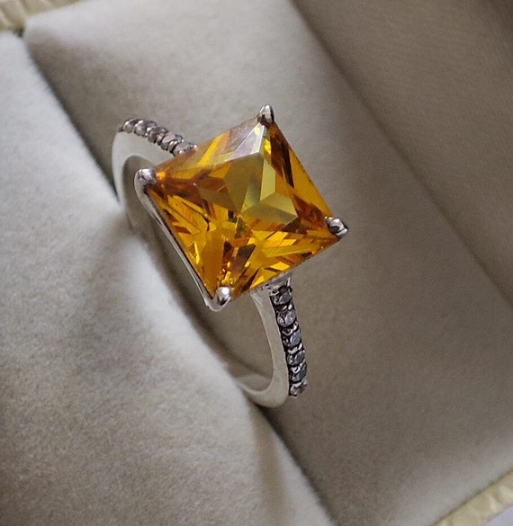18K White Gold Lean Oval Natural Yellow Sapphire Ring – Elizabeth Jewellers
