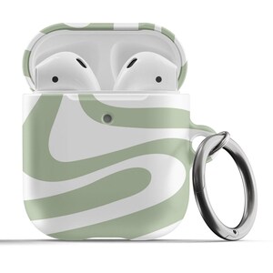 Op de afbeelding: Een witte en groene swirl-patroon hoes voor AirPods met een zilveren metalen ring eraan bevestigd voor een sleutelhanger.