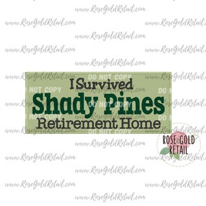 Puede incluir: Un cartel rectangular verde y blanco con el texto "I Survived Shady Pines Retirement Home" en letras negras y verdes. El cartel tiene un aspecto desgastado y vintage. Un pequeño círculo con el texto "Rose Gold Retail" en letras blancas se encuentra en la esquina inferior derecha.