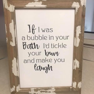 Könnte beinhalten: Ein gerahmtes Schild mit dem Text: "If I was a bubble in your Bath I'd tickle your bum and make you laugh." Der Holzrahmen hat einen Used-Look mit weißer Farbe. Ein humorvolles Badezimmer-Dekor.