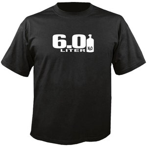 Puede incluir: Camiseta negra con la inscripción blanca "6.0 LITER" y un dibujo de una botella de N2O. La camiseta tiene mangas cortas y cuello redondo.