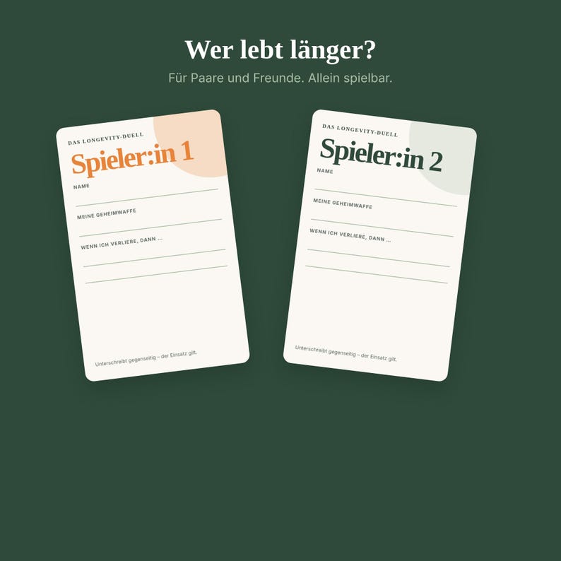 May include: Two rectangular game cards on a dark green background. The top text reads 'Wer lebt l&auml;nger? F&uuml;r Paare und Freunde. Allein spielbar.' The cards are labeled 'Spieler:in 1' in orange and 'Spieler:in 2' in dark green, with blank lines for names and notes.