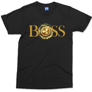 Op de afbeelding: Zwart T-shirt met een gouden afbeelding van een gestileerde munt met een klavertje vier en het woord "BOSS" in gouden letters.