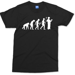 Puede incluir: Camiseta negra con un gráfico blanco de la evolución del hombre, que termina con un hombre sosteniendo un rodillo de pintura. El gráfico representa la progresión del hombre mono al hombre moderno.